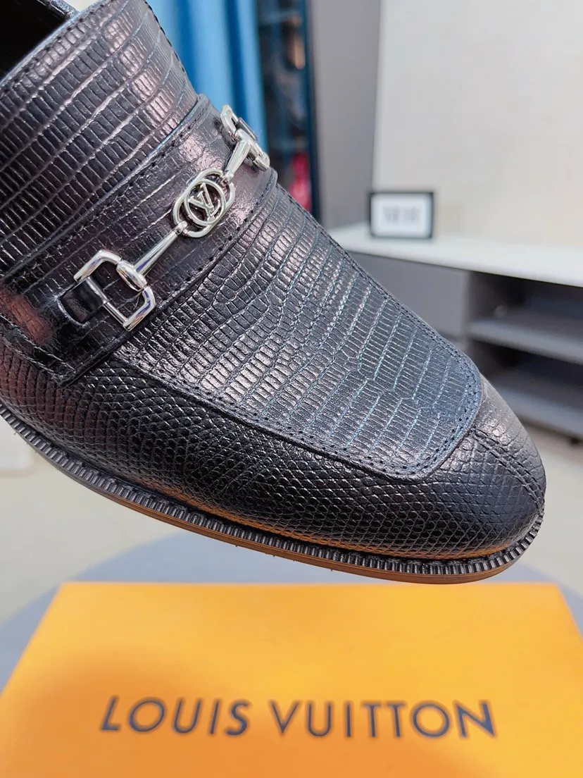 Ex-factory price 458🌹🌹【Louis Vuitton] LV official website synchronizes casual formal leather shoes, imported Italian first-layer calfskin, the leather feels natural and comfortable, and the flowing shoe body design embodies an extraordinary superior wearing experience. Smooth and tight hand-stitched seams achieve extraordinary noble taste. The lining is made of cowhide, which is high-end, comfortable and breathable, telling the man's high-spirited heart. Number of items in stock: 38-44 45 can be customized.